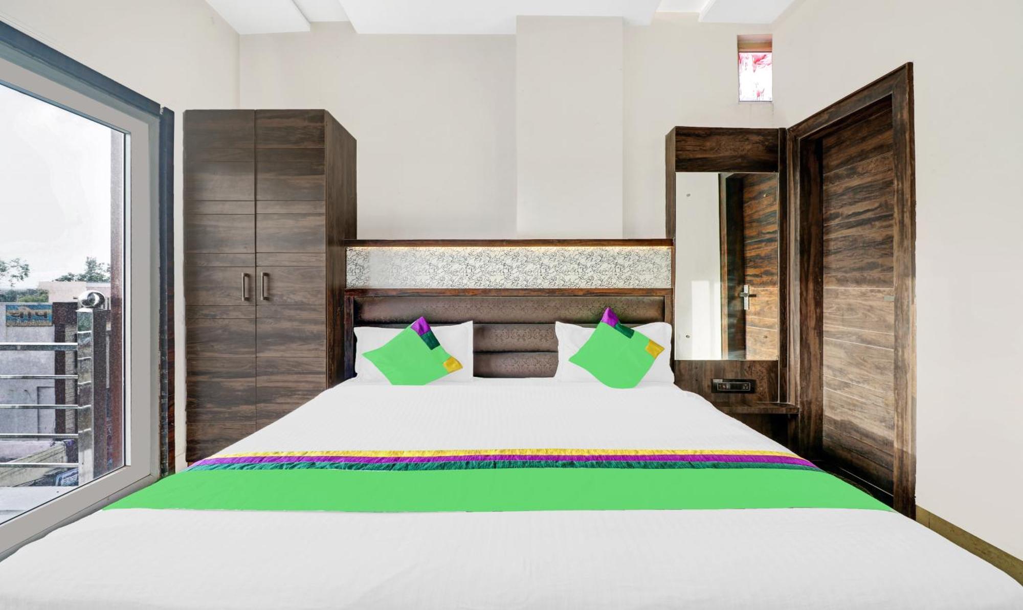Itsy Hotels Anjali Mahal, 500 Mtrs From Mathura Railway Station エクステリア 写真